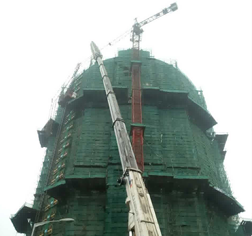 红山吊车在工地上作业
